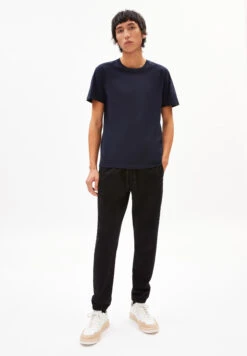 Armedangels Sweat Pants Regular Fit Made Of Organic Cotton Mix -Armedangels aardo comfort black01 06