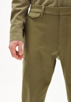 Armedangels Premium Chino Pants Tapered Fit Made Of Organic Cotton Mix 8 Armedangels Premium Chino Pants Tapered Fit Made Of Organic Cotton Mix -Armedangels alvaaro premium oliva01 03