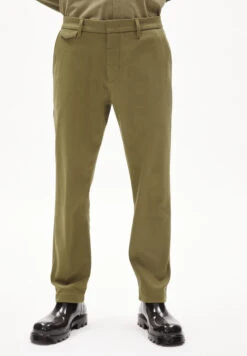 Armedangels Premium Chino Pants Tapered Fit Made Of Organic Cotton Mix 11 Armedangels Premium Chino Pants Tapered Fit Made Of Organic Cotton Mix -Armedangels alvaaro premium01 oliva