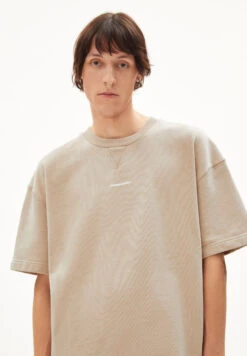 Armedangels -Armedangels maailo premium sand stone01 03