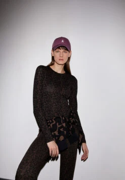 Armedangels T-Shirt Regular Fit Made Of Organic Cotton 10 Armedangels T-Shirt Regular Fit Made Of Organic Cotton -Armedangels riccaarda abstract deep brown01 05